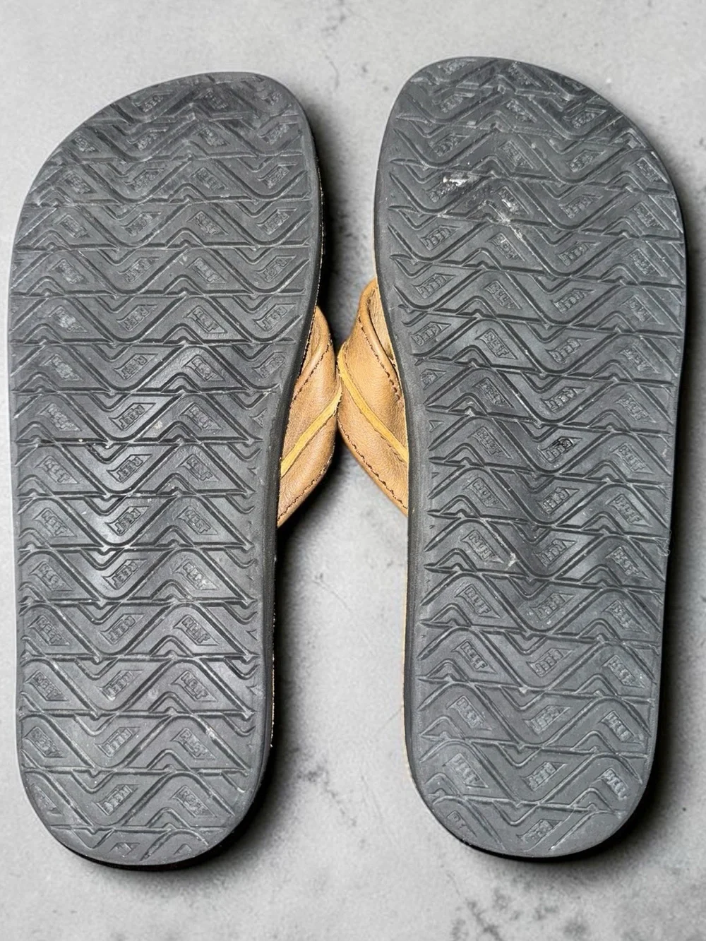 REEF Leather Flip-Flop Sandals Size 8